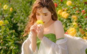 摄影RAW原图下载-户外花丛美女写真RAW