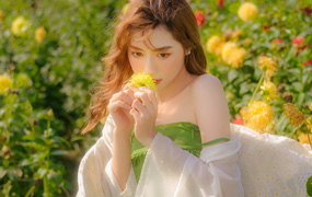 摄影RAW原图下载-户外花丛美女写真RAW