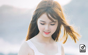 摄影RAW原图下载-海边白裙少女RAW写真原片 这笑容太甜美了