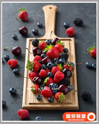 Karl Taylor 卡尔泰勒摄影 - 食物摄影：在木板上的浆果