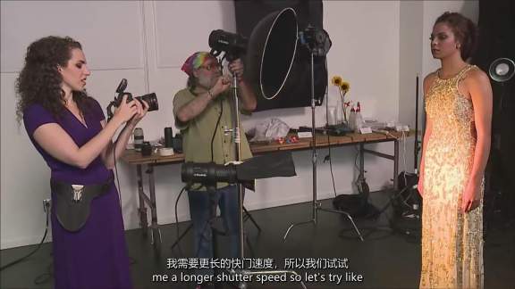 [人像摄影教程] 摄影师 Lindsay Adler 最低成本效益的创意人像摄影布光教程-中英字幕