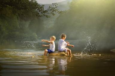 俄罗斯摄影师 Dmitry Usanin 树林里儿童摄影及后期光影塑造视频教程含PSD