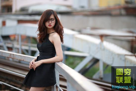 6张漂亮美女铁轨唯美写真RAW原图CR2格式摄影修片练习素材