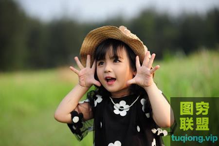 7张可爱的小女孩户外草地写真摄影RAW原片NEF格式