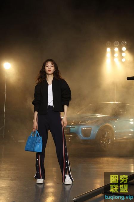 8张演员钟楚曦路虎广告RAW原片