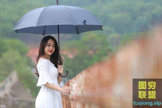 6张撑伞的小姐姐户外写真RAW原片