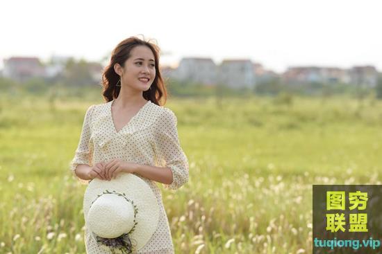 8张气质美女田园草地写真RAW原片