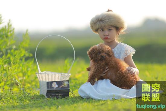 37张乖巧可爱小女孩草地上读书玩耍写真摄影RAW原片CR2格式