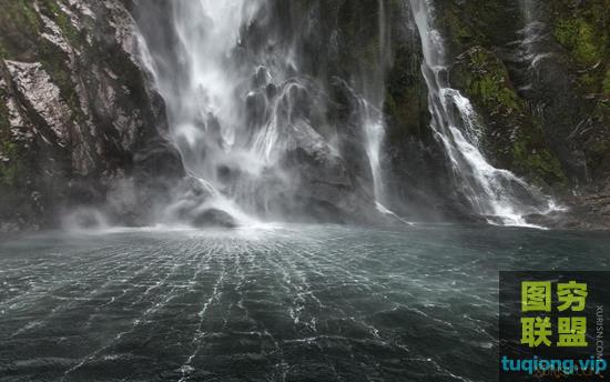 高清瀑布水花飞溅PSD合成透明层素材