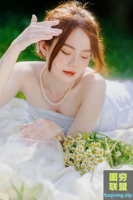 5张美女户外草地写真RAW原片