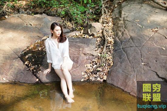 52张清凉美女小溪玩耍湿身写真RAW原片 练习参考素材