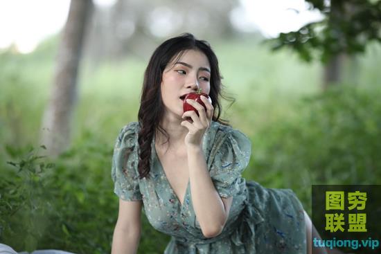 203张风情性感美女尤物树林中写真摄影高清原图欣赏