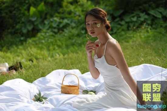 9张性感美女户外草地写真RAW原片NEF原图