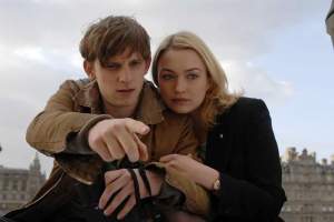 悬疑电影《在屋顶上流浪》解说文案/片源下载