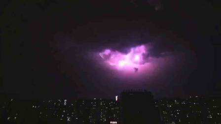 夜空中的可怕闪电