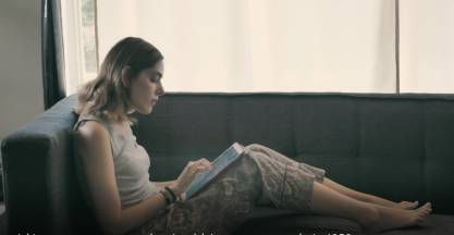 在沙发上玩ipad的美女