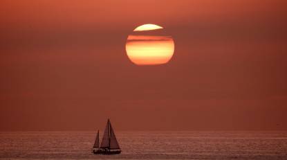 在夕阳下航行的帆船