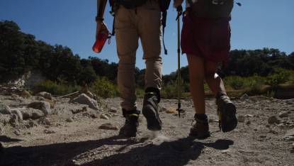 两个人徒步探险的视频