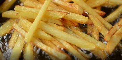 在油中烹制炸薯条视频