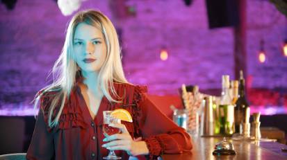 漂亮的美女在酒吧柜台喝酒视频