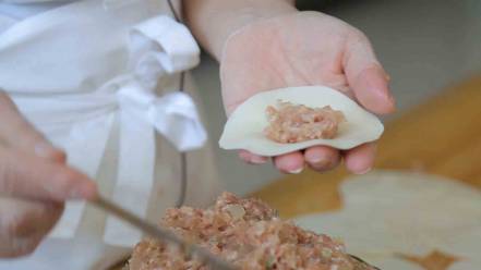 中国传统面食包饺子手法视频