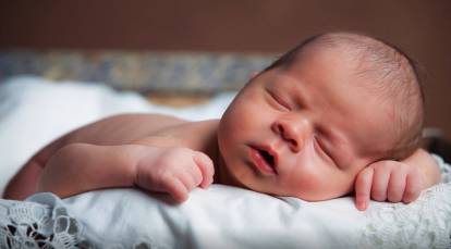 正在熟睡的小婴儿