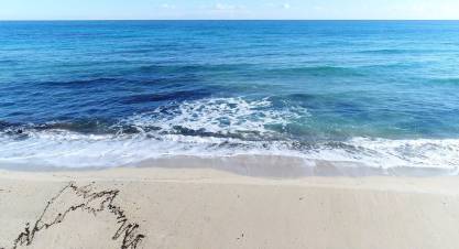 海水冲击海岸的瞬间