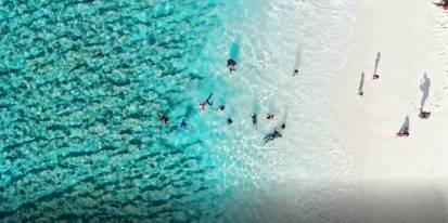 航拍夏天清新的海边景色