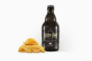 逼真干净高级复古波士顿黑色啤酒瓶Steinie Beer Black Bottle Mockup