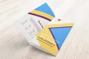木纹背景的三折页设计展示样机 Letter-fold brochure
