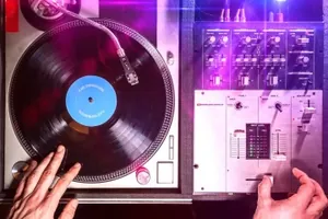 黑胶唱片和专辑封面设计VI样机vinyl-record-album-cover-mock-ups