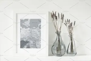 白色画框样机 White frame mockup with lavender