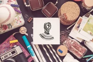 高端复古质感的工作室VI样机展示模型vintage-atelier-top-view-mockups