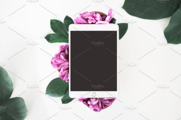 在花卉上优雅的iPad内容设计展示样机 PSD Tablet Mockup