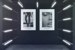 光彩夺目橱窗广告效果图样机 Advertising In Glowing Exhibition Room Mockup