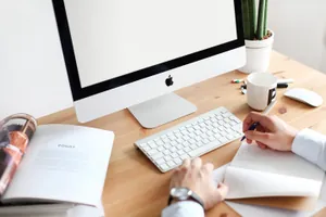 9个Apple IMac电脑显示设备贴图PSD样机展示模型Mockups Kit