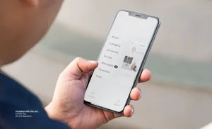 手持iPhone 11手机屏幕演示样机模板 iPhone 11 Mockups