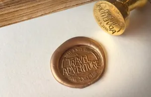 漂亮金色的蜡封logo设计展示样机素材下载