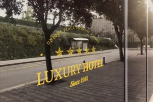 高品质的橱窗窗户玻璃logo标志设计VI样机展示模型