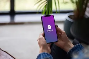 手持iPhone手机屏幕预览样机模板 Mobile with Hand Mockup