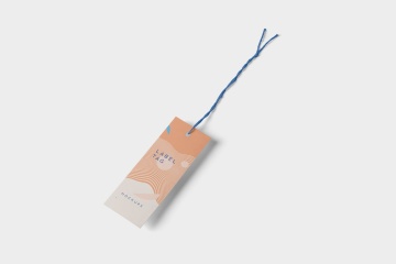 时尚高端逼真质感的服装标签吊牌设计VI样机展示模型