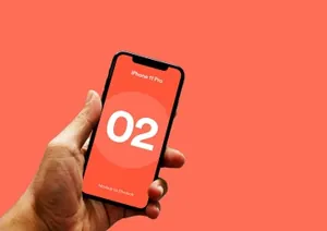 手持iPhone 11 Pro 手机样机下载