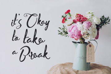 一款优雅有趣的手写英文字体Awesawez Script