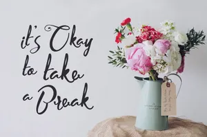 一款优雅有趣的手写英文字体Awesawez Script