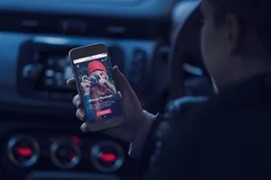 手持iPhone样机模板 iPhone Mock-Up Set