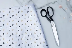 高品质手持剪刀布织物特写VI样机展示模型fabric closeup