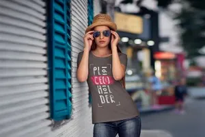 t恤样机模型 T-Shirt Mock-Up