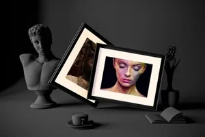 黑色质感的时尚高端海报相框样机dark-frames-in-studio