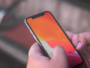 5个 使用场景样机下载iPhone X in hand mockups