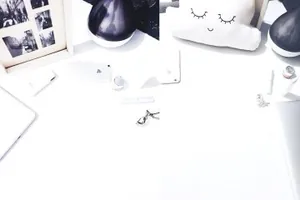 白色桌面样机模板 TwoTones Styled